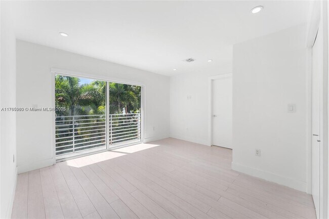 Building Photo - 1352 SW 22nd St
