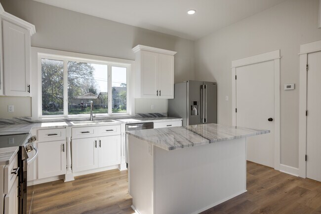 Building Photo - 306 W Taft St