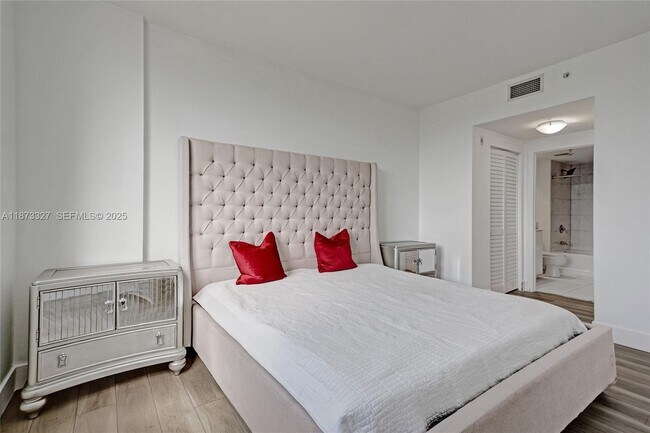 Building Photo - 2775 NE 187th St