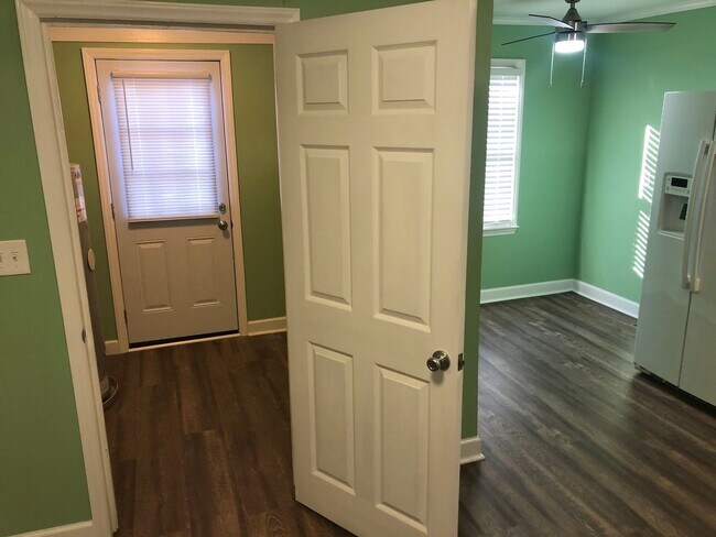 Building Photo - Four bedroom, 2 bath house in Burlington