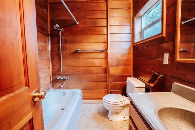 Building Photo - 122 Brennan St