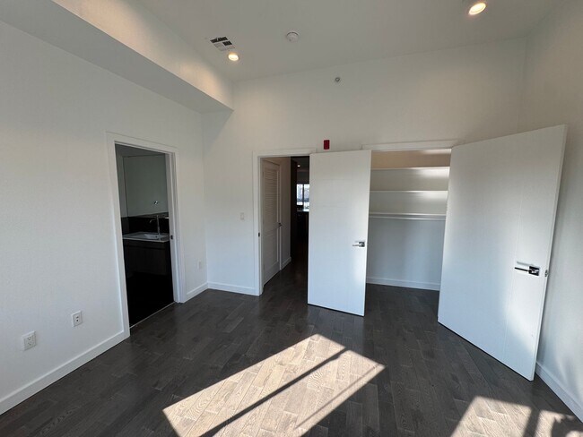 Building Photo - 2028 E Fletcher St