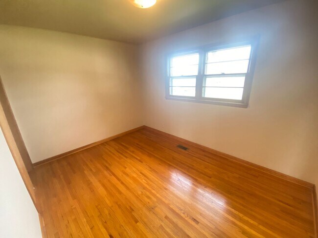 Building Photo - 404 Vosswood Dr
