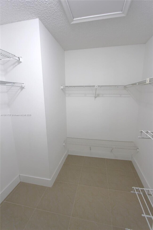 Building Photo - 2720 S Oakland Forest Dr