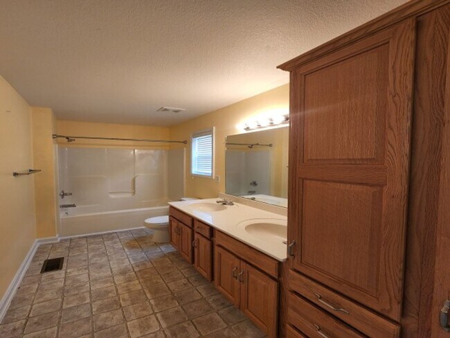 Building Photo - $1850 3 Beds 2.5 Bath + Bonus Room & Storm...