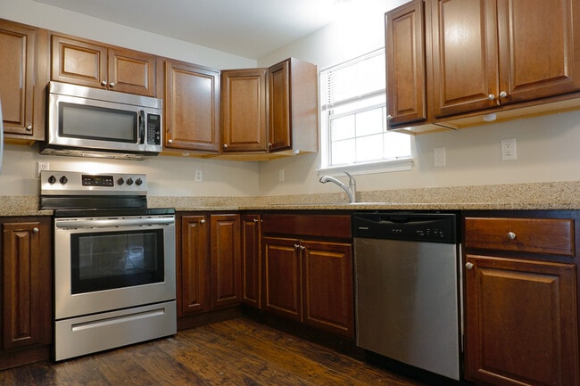 Building Photo - 6115 Willow Ln N