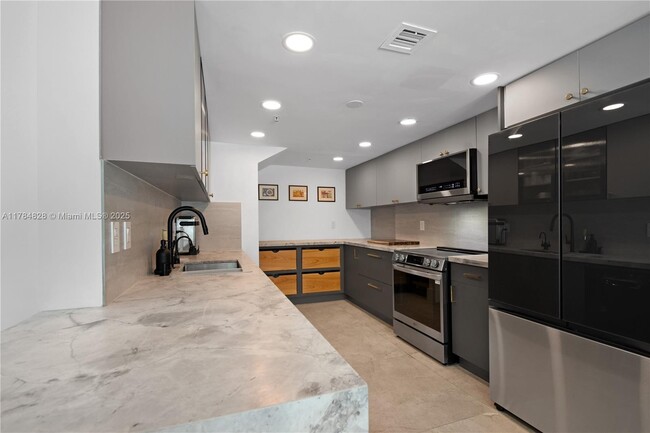 Building Photo - 1800 N Bayshore Dr