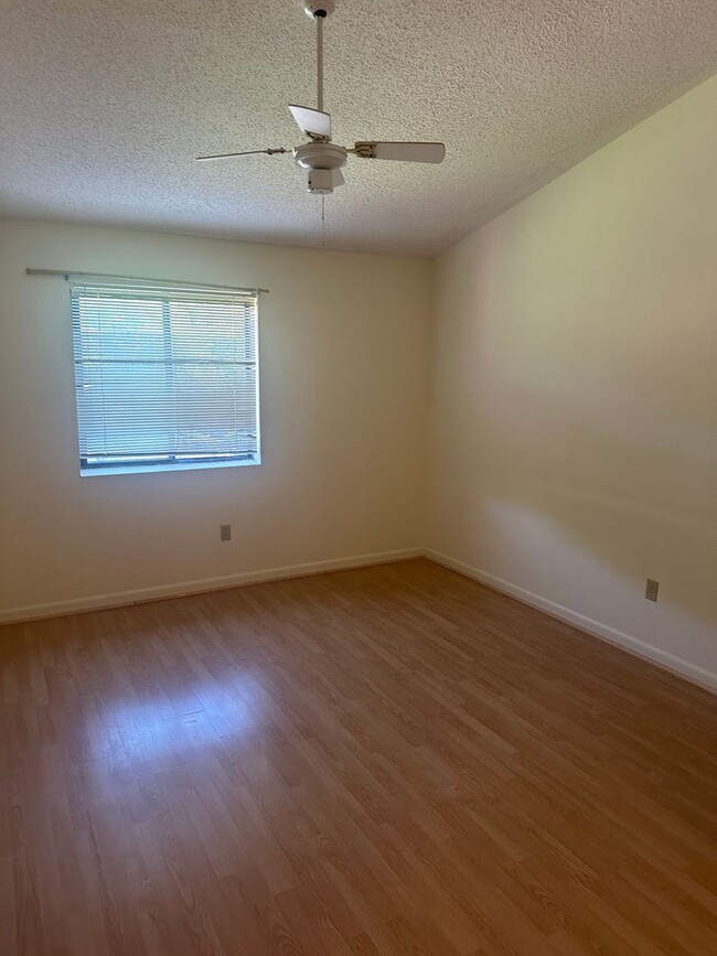Building Photo - West End Condo--Great Location!