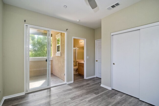 Building Photo - Immaculate Town Home in the Valencia Commu...