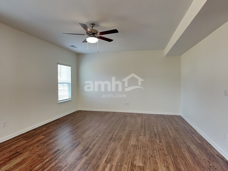 Building Photo - 553 Larragan Dr