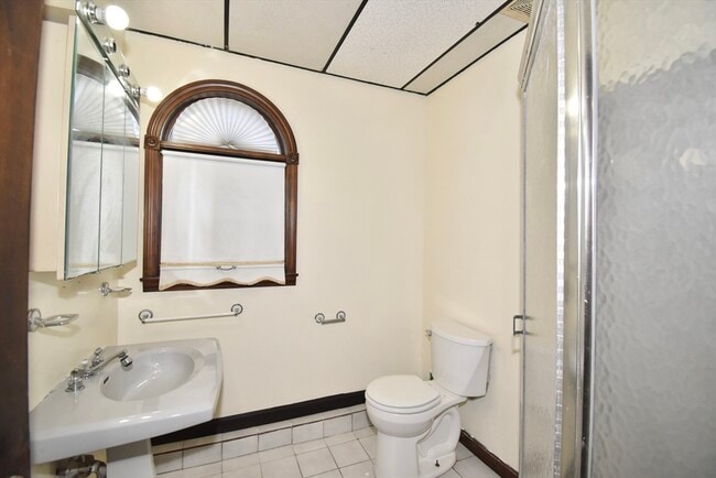 Building Photo - 582 Springfield St