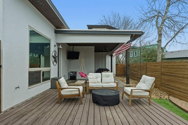 Building Photo - 1405 Camelot Cir
