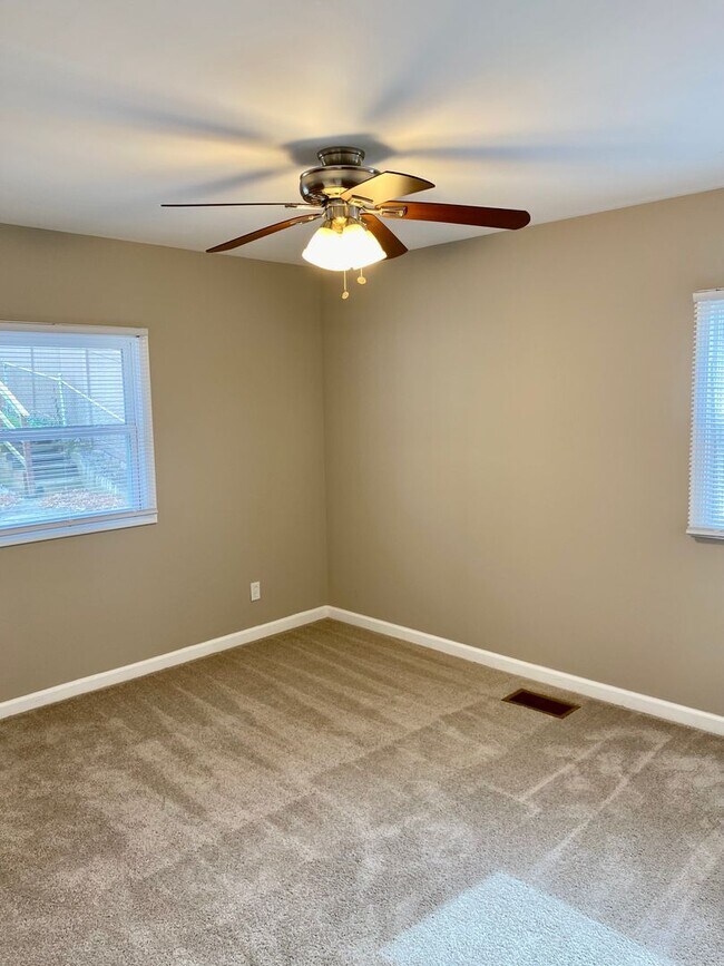 Building Photo - Move In Ready! Beautiful 3B 1b home in Lindenwood Park