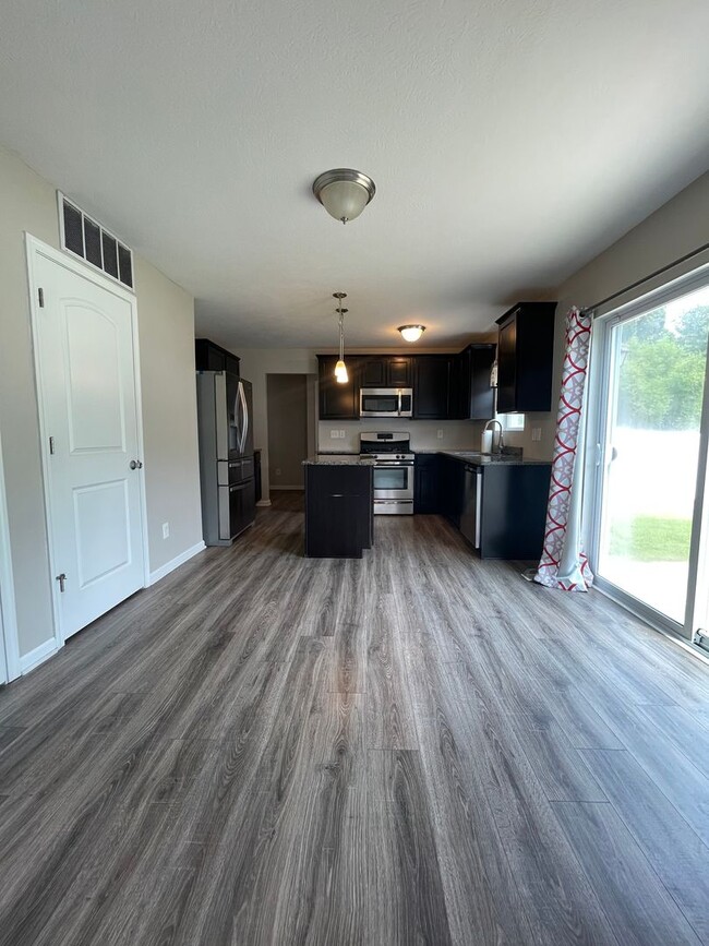 Building Photo - Three Bedroom Home in Kalamazoo
