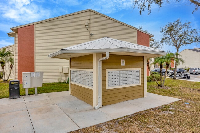 Building Photo - Lake Parsons Green