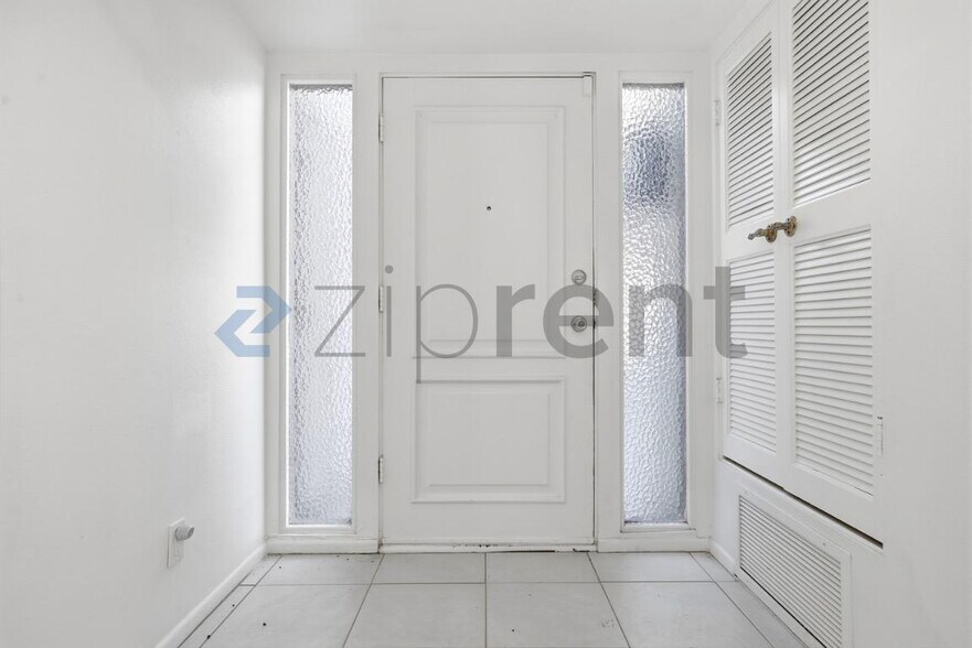 Building Photo - Unit