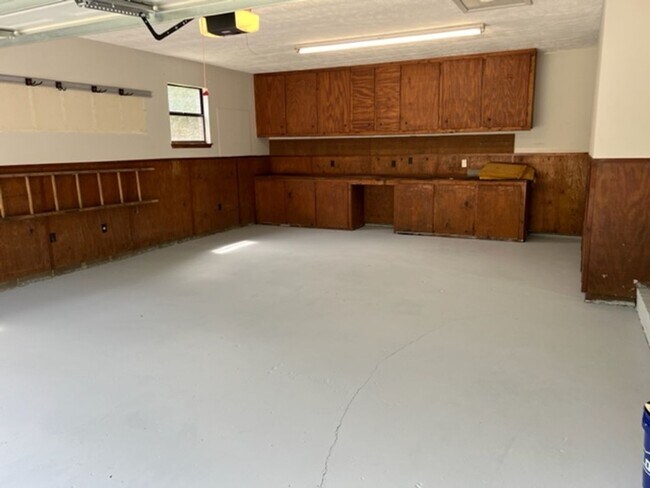 Building Photo - Maryville 37801 - 3 bedroom 2 bath (Upstairs Only) home - Contact Troy Adams (865) 233-6949
