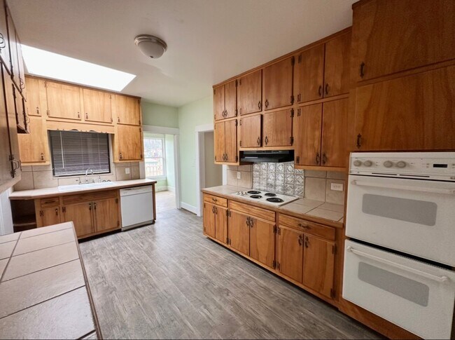 Building Photo - 1532 Graymont Ave W