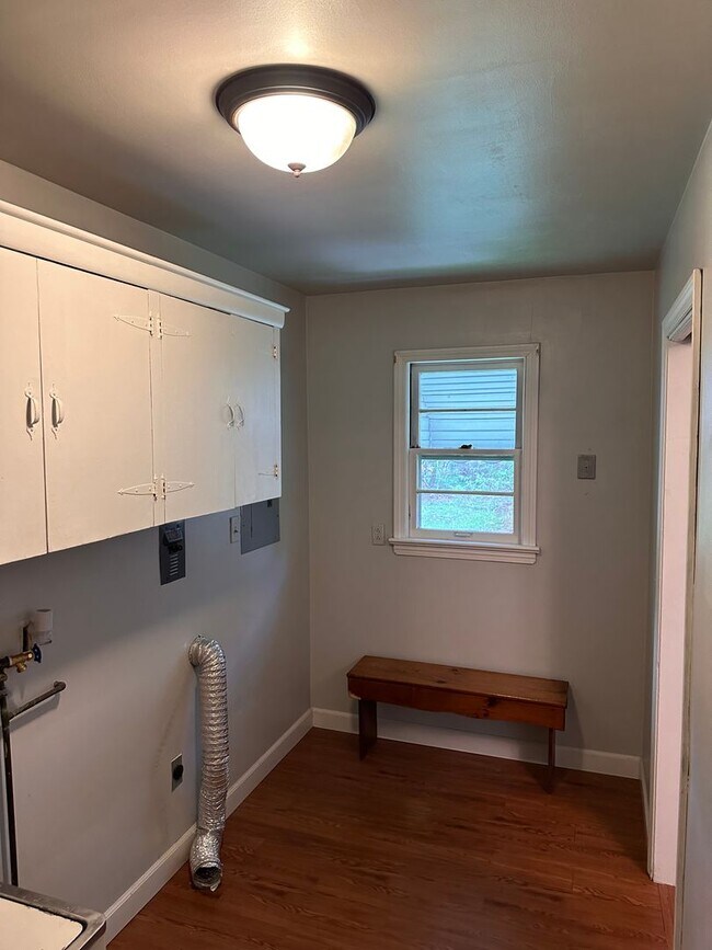 Building Photo - Beautiful house with Mentor charm!