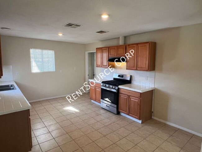 Building Photo - 440 Lillian Dr