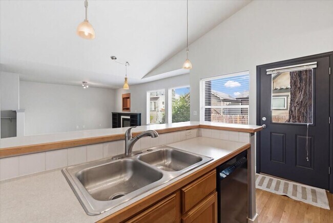 Building Photo - 3 Bedroom, 2 Bath, with 2 Car Garage Located on the Central Bench Rim