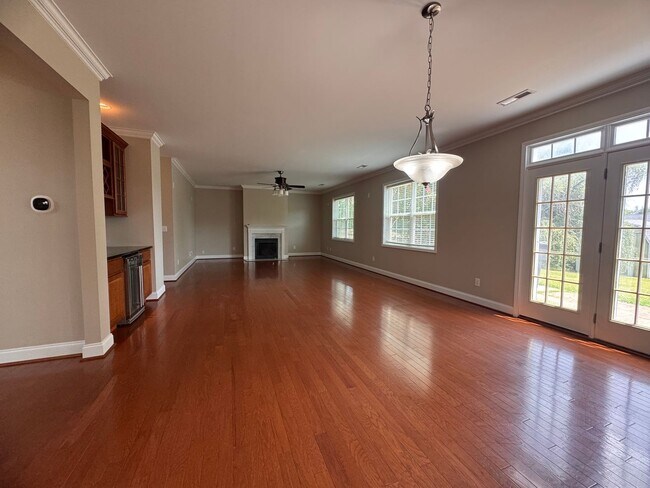 Building Photo - Stunning 5 Bedroom 4 Bath Home with 3 Car ...