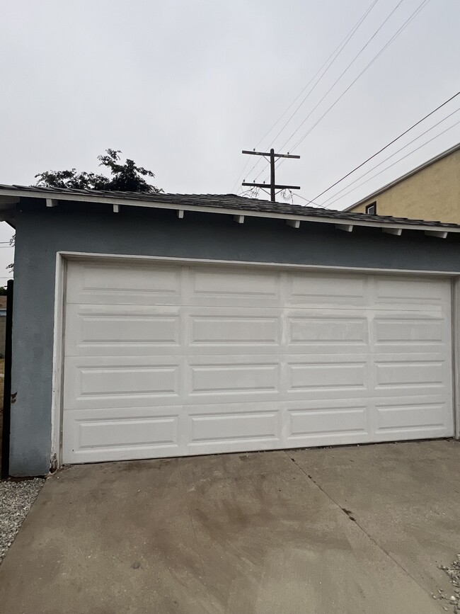 Automatic Garage - 900 E 118th Pl