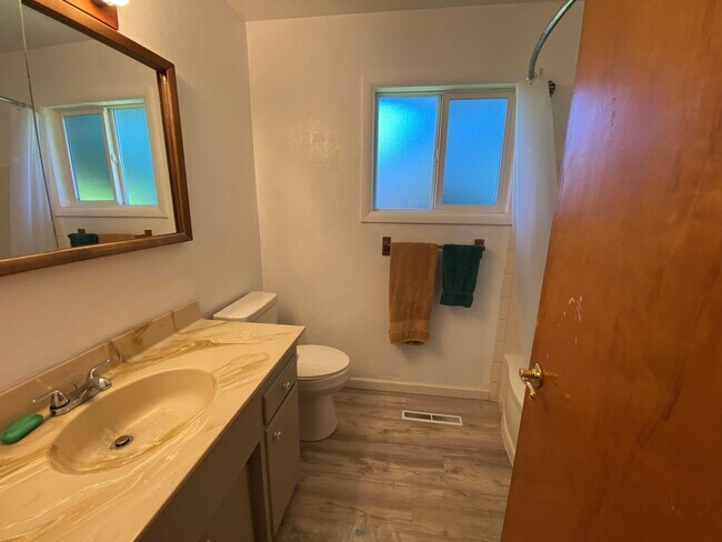 Building Photo - 3 Bedroom Hucrest Home!