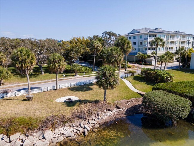 Building Photo - 835 Victoria Dr