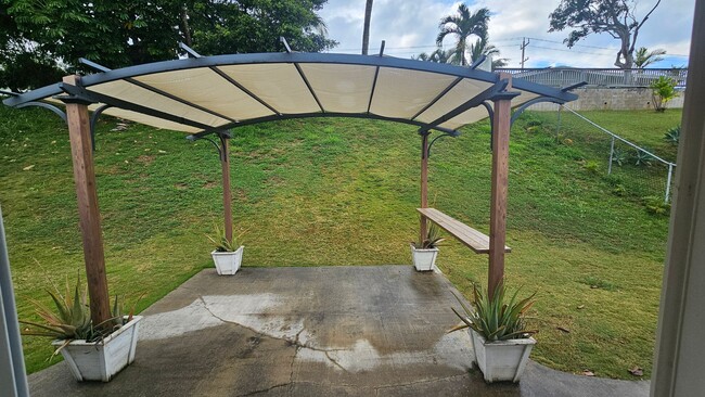 Building Photo - 5 bedroom, vaulted ceilings, breeze and gr...
