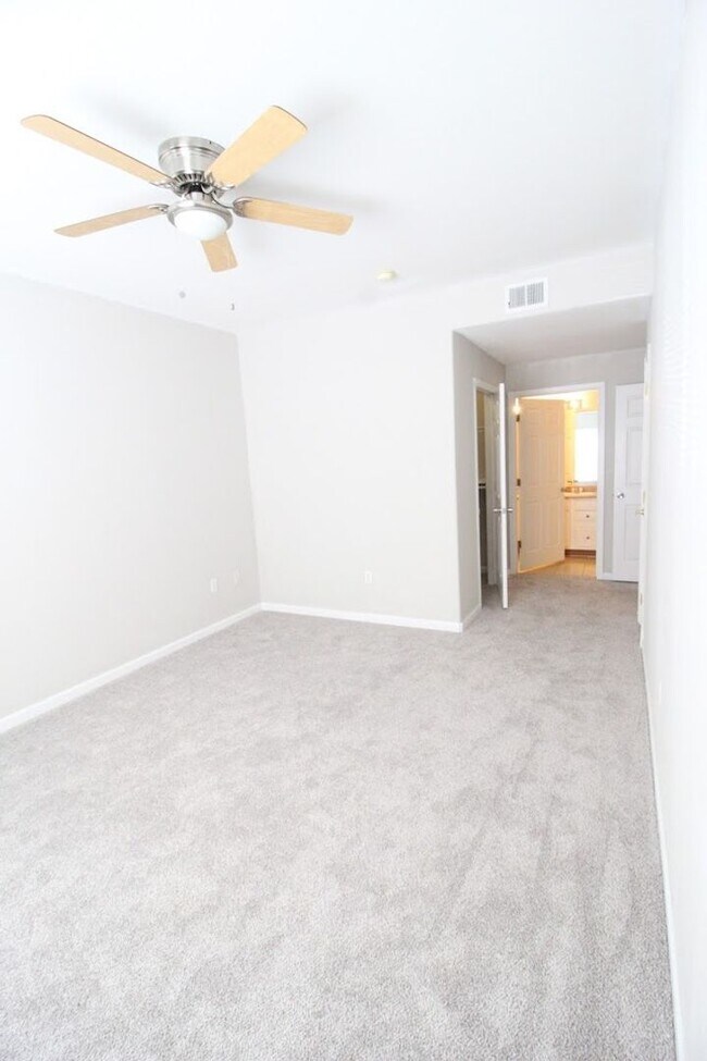 Building Photo - Long Realty & Property Management - 3 Bedroom Condo in Gated Community with Amenities