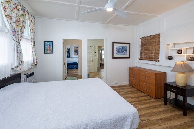 Building Photo - Casual Beach Front 3 Bedroom, 2 Bath Home ...