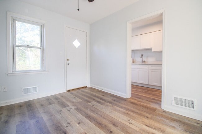 Building Photo - 1096 Cameron Rd