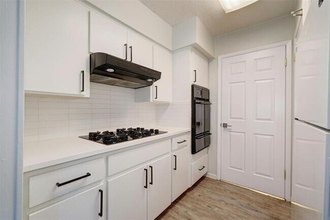 Building Photo - 8001 Ceberry Dr