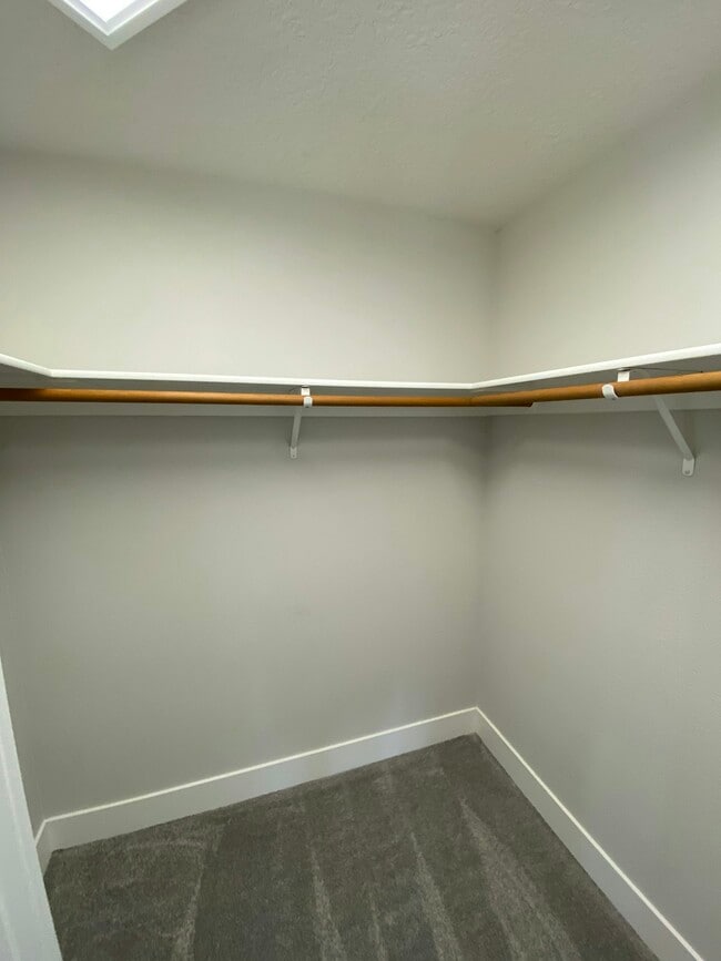 Building Photo - 5835 NW Landing Dr