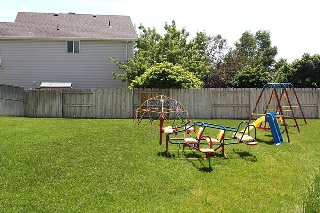 Building Photo - Must See!! 4 bedrooms 2 baths house in Lay...