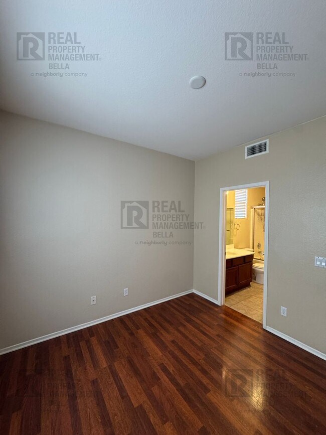 Building Photo - Spacious & Stylish 5-Bed, 3-Bath Home in Prime Murrieta Location