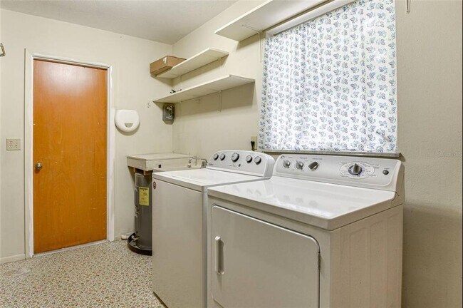 Building Photo - 4831 Greenleaf Rd