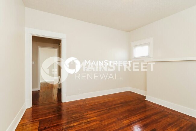 Building Photo - 4 Bedroom Pet-Friendly Home in Louisville, KY with Main Street Renewal