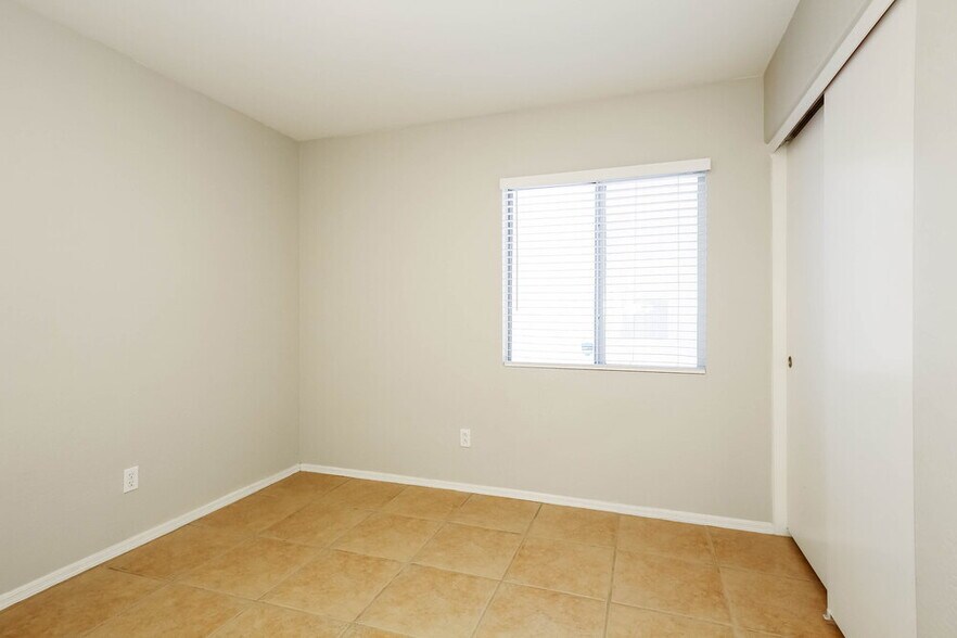 Building Photo - 12654 W Paradise Dr