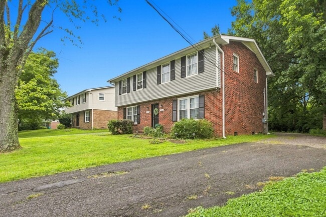 Building Photo - Charming 2-Story Bellevue Townhome in Nashville