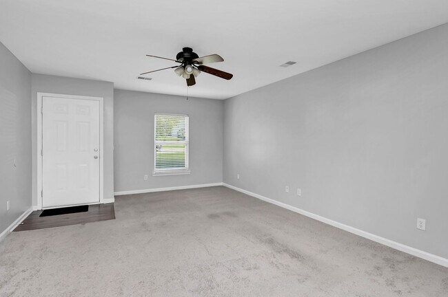 Building Photo - Freshly Updated 3 bedroom Home with New Ro...