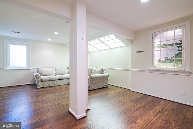 Building Photo - 3500 Hamlet Pl