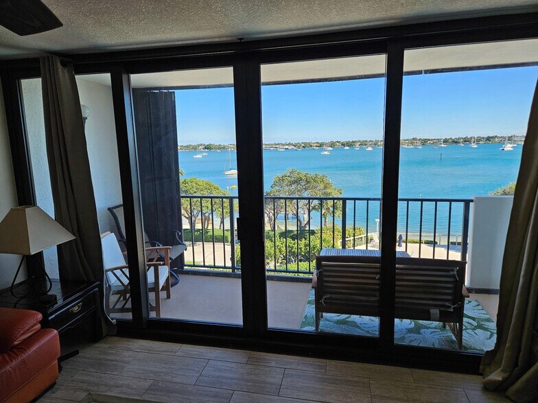 Building Photo - 5600 N Flagler Dr