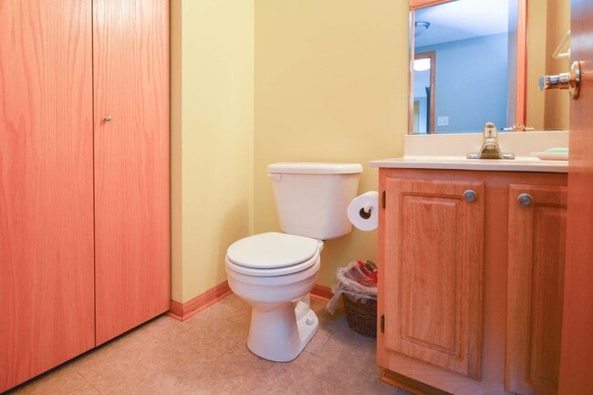 Building Photo - Hard to find end unit townhome with 2 car garage!