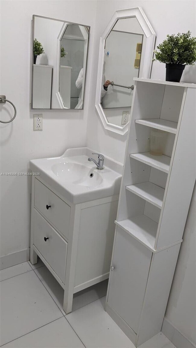 Building Photo - 917 NE 199th St