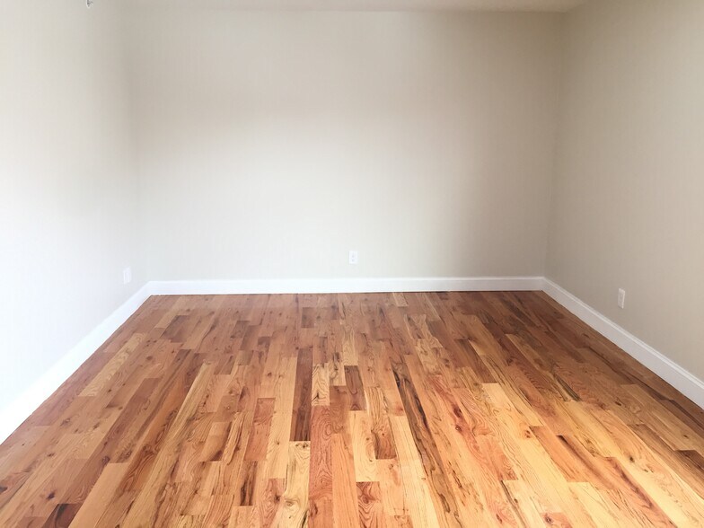 Building Photo - 270 S 20th St