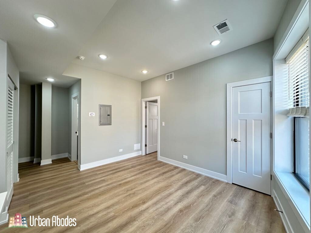 Building Photo - 442 W Belden Ave