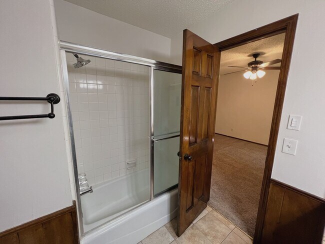Building Photo - CHARMING 3 BED IN EDMOND!