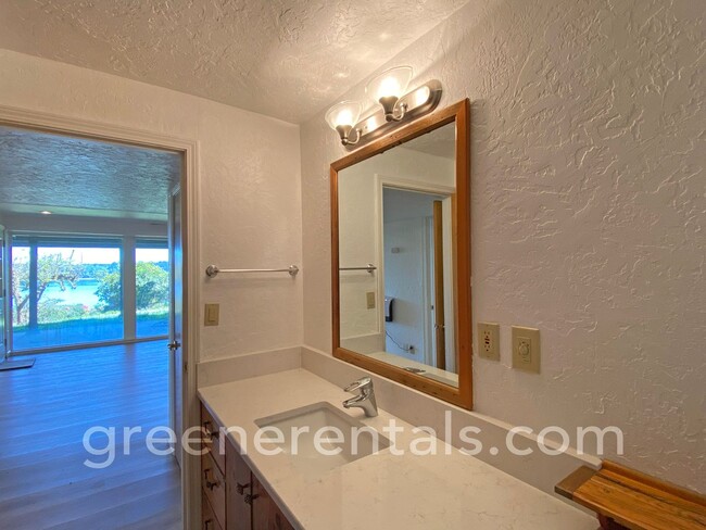 Building Photo - Cooper Point Daylight Basement ADU with Wa...